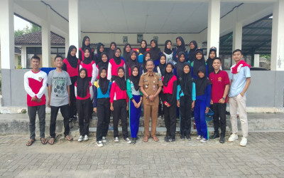 Camat Angsana Bergerak Maju: Mensuport Latihan Paskibraka SMK Nur Insani untuk Memeriahkan HUT RI ke-78